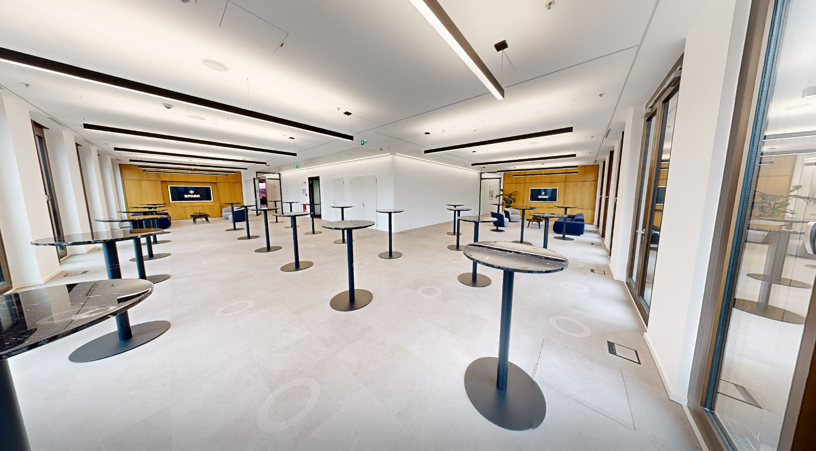 Amber, banquet hall on Floor 6 with warm amber light, 236 m² round / banquet configuration.